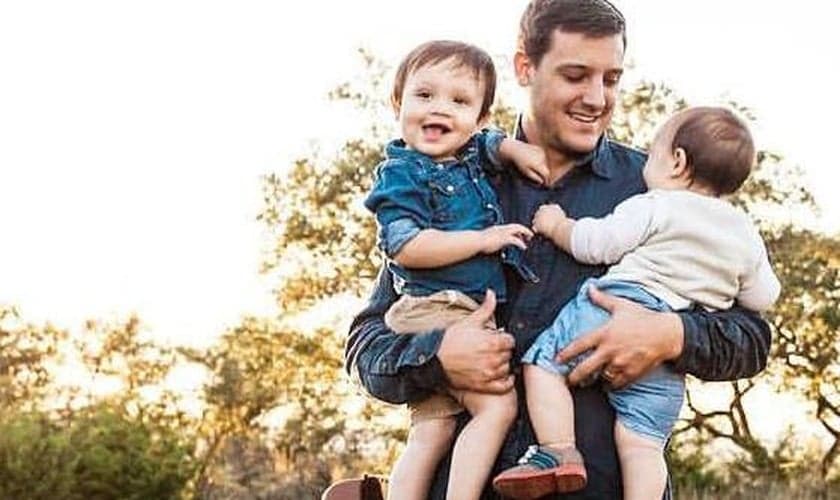 Will Vining com seus filhos. (Foto: Reprodução/Facebook)