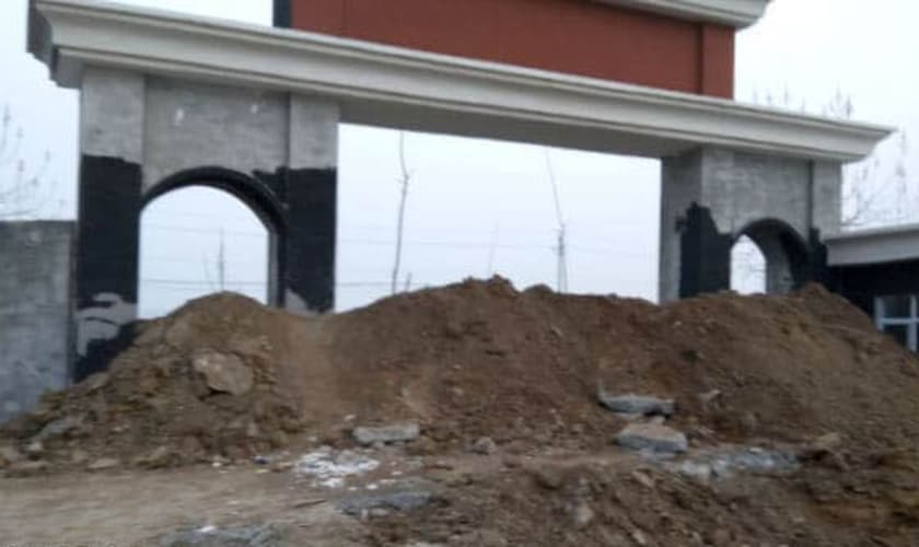 As autoridades bloquearam a entrada da Igreja True Jesus com terra depois de a terem tomado a força. (Foto: Reprodução/Bitter Winter)