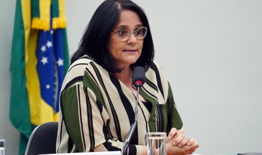 Ministra Damares Alves durante audiência da comissão de defesa dos direitos da mulher. (Foto: Pablo Valadares/Câmara dos Deputados)