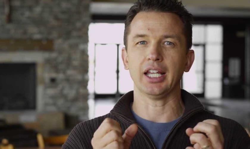 Greg Stier evangelizou sua mãe desde os 11 anos e hoje treina adolescentes para o evangelismo. (Foto: Reprodução/YouTube)