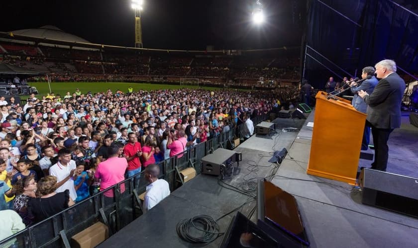 Na Colômbia, Franklin Graham prega sobre Lucas 19, a história de Zaqueu, que estava curioso sobre Jesus. (Foto: Reprodução/BGEA)