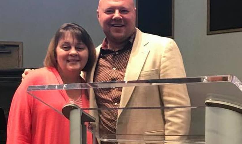 Misty Burdette ao lado de seu pastor, Brad Smith, na Igreja Assembleia de Deus. (Foto: Reprodução/Facebook)