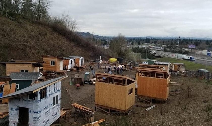 Voluntários trabalham para construir casas na Ágape Village, no terreno da Igreja Central do Nazareno. (Foto: Facebook/Agape Village Portland)