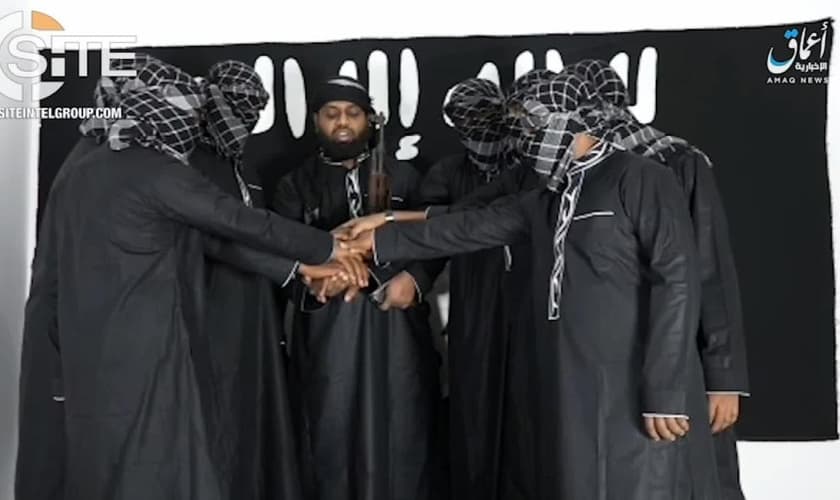 Imagens liberadas pelo Estado Islâmico exibem ao centro, Abu Ubaida, também conhecido como Zahran Hashin, um dos terroristas que responsáveis pelos ataques no Sri Lanka. (Imagem: CNN)