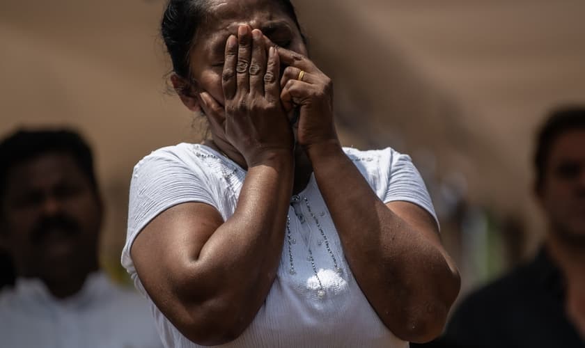 Mulher chora durante funeral de uma das vítimas do ataque do domingo de Páscoa no Sri Lanka. (Foto: Getty Images/Carl Court)