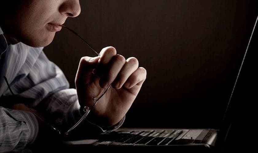 Vício em pornografia ajuda a sustentar tráfico sexual, segundo estudiosos. (Foto: Getty Immages)