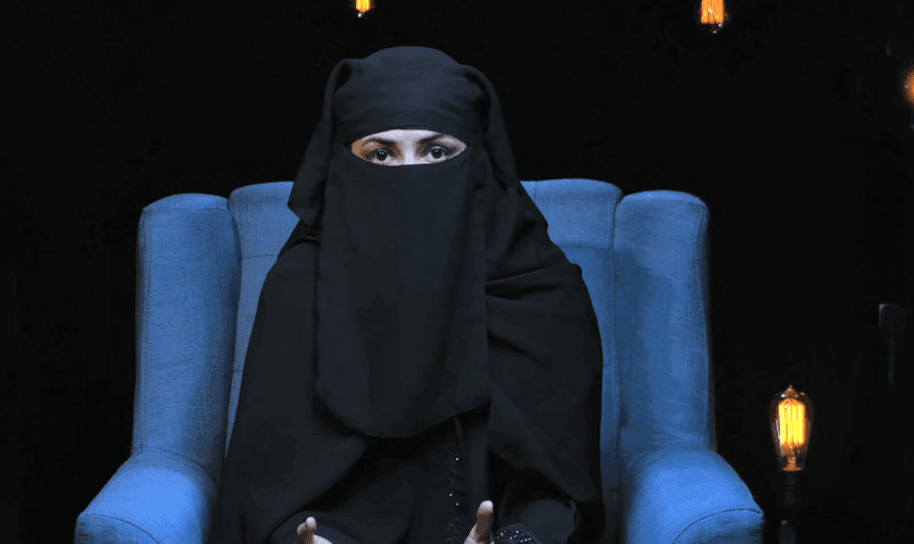 Hoje ex-muçulmana prega o Evangelho para sobreviventes do Holocausto. (Foto: Reprodução/One For Israel)