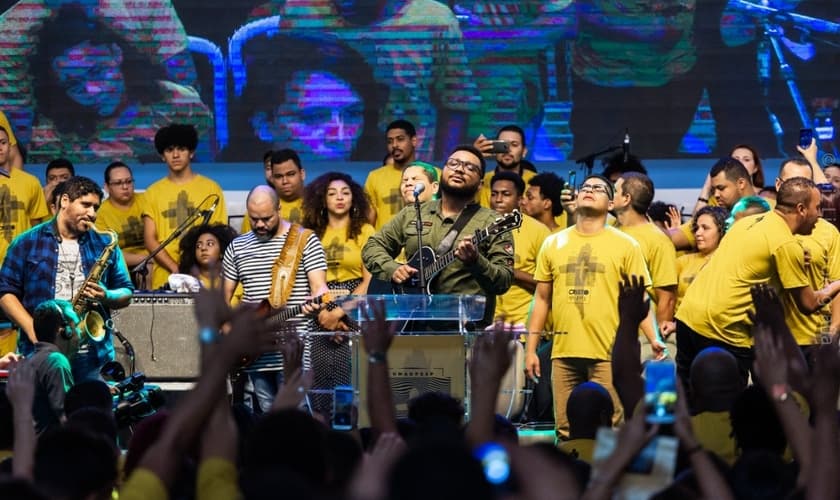 Eli Soares foi um dos que liderou milhares de jovens em momentos de louvor no evento Eli Soares - "Juventude Paulistana - Festival de Arte e Cidadania". (Foto: Divulgação)