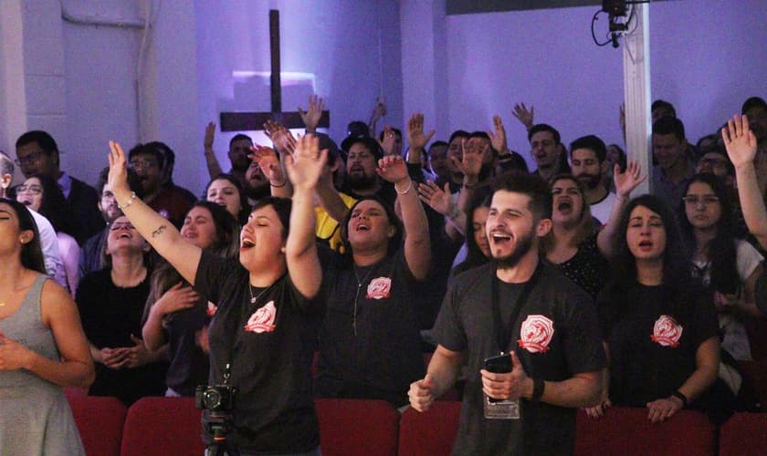 Jovens participam do IDE 2019 na AD Missão, em Toronto. (Foto: Reprodução/MGD)