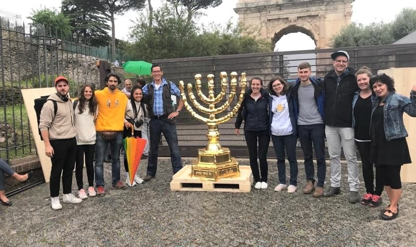 Uma réplica da Menorá está sendo conduzida por cristãos alemães a Israel.(Foto: The Menorah Project)