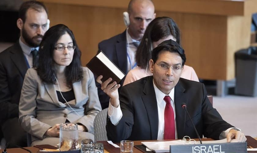 Embaixador israelense, Danny Danon, segura a Bíblia em reunião do Conselho de Segurança da ONU em Nova York. (Foto: EFE/Evan Schneider/ONU)