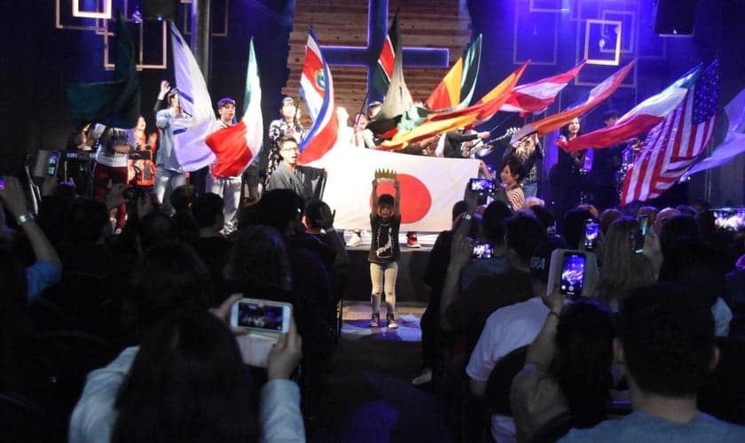 Momento de oração em conferência na Igreja Apostólica Restaurando Nações, no Japão. (Foto: IARN Japan)