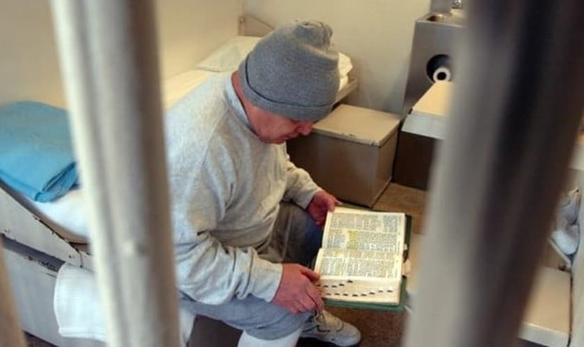 Prisioneiro volta-se para Jesus e tem experiências com Deus. (Foto: Reprodução/God Reports)