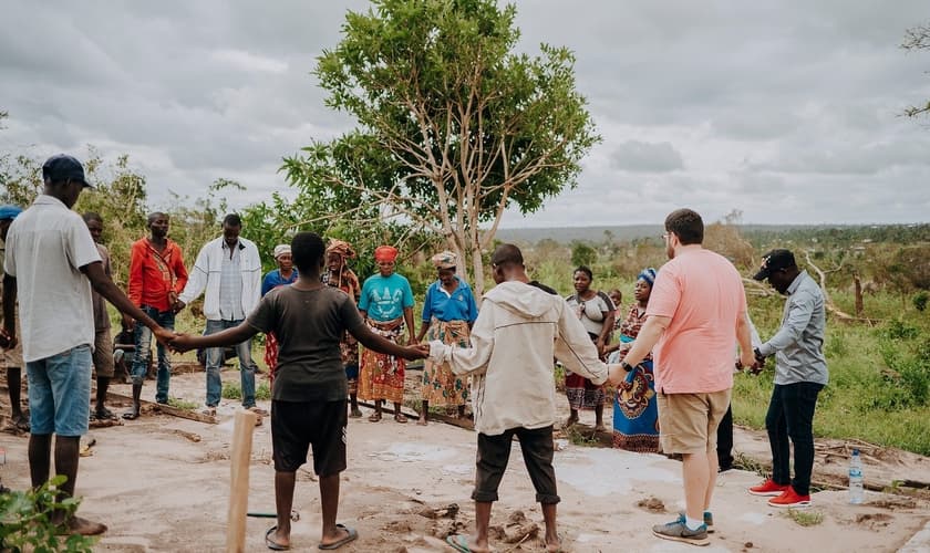 Missionários se reuniram com moradores de Macomia, em Cabo Delgado, para orar e levar ajuda. (Foto: Iris Global)