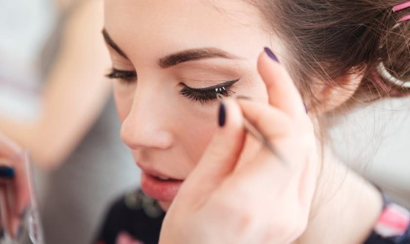 Saiba como introduzir os cílios postiços no seu dia a dia. (Foto: DeanDrobot/Getty Images)