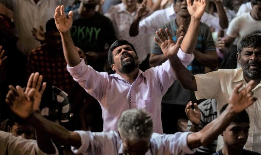 Membros da Igreja de Sião, que foi bombardeada no domingo de Páscoa, oram em um salão comunitário em Batticaloa, no Sri Lanka. (Foto: Reuters/Danish Siddiqui)