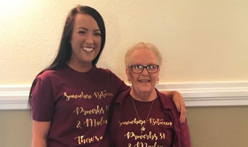 Após 19 anos na cadeira de rodas, Jaydee Anderson (à direita) levantou em um momento de adoração. (Foto: Reprodução/AG News)