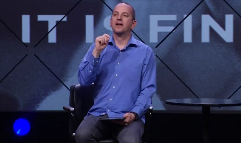 Pr. Todd Carter, da Igreja Pathway comunica aos membros doação para pagamento de dívidas médicas de famílias locais. (Foto: Reprodução/Facebook)