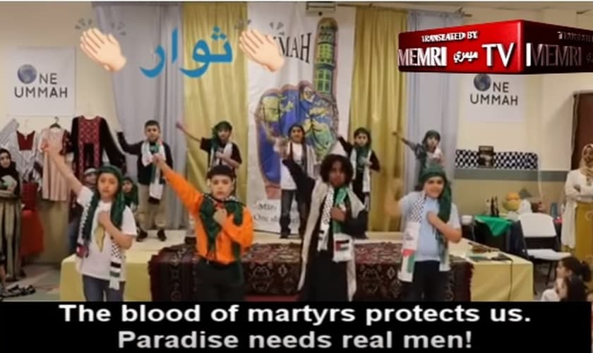 Crianças no Centro Islâmico da Sociedade Americana Muçulmana na Filadélfia entoam música que fala sobre a Jihad. (Imagem: Youtube / Reprodução)