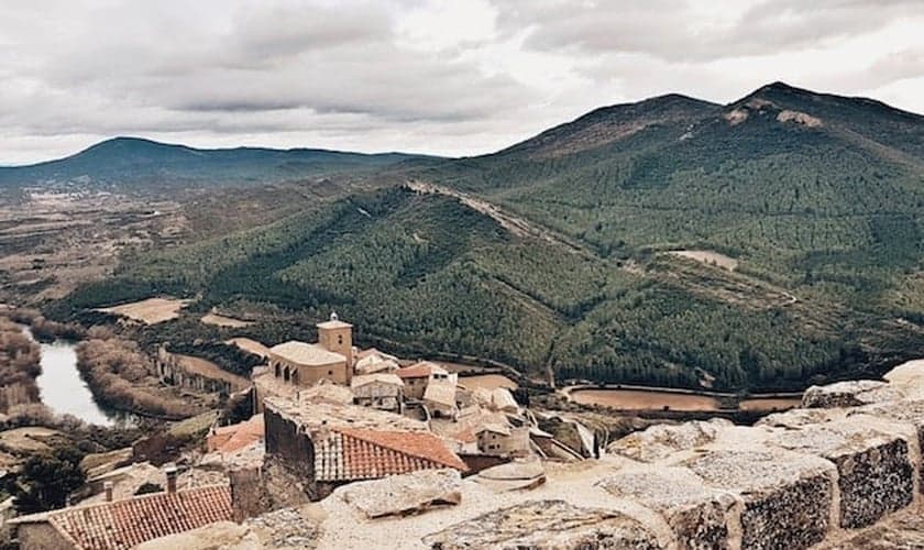 Um vilarejo na região norte de Navarra, na Espanha. (Foto: Cecilia Rodríguez/Unsplash)