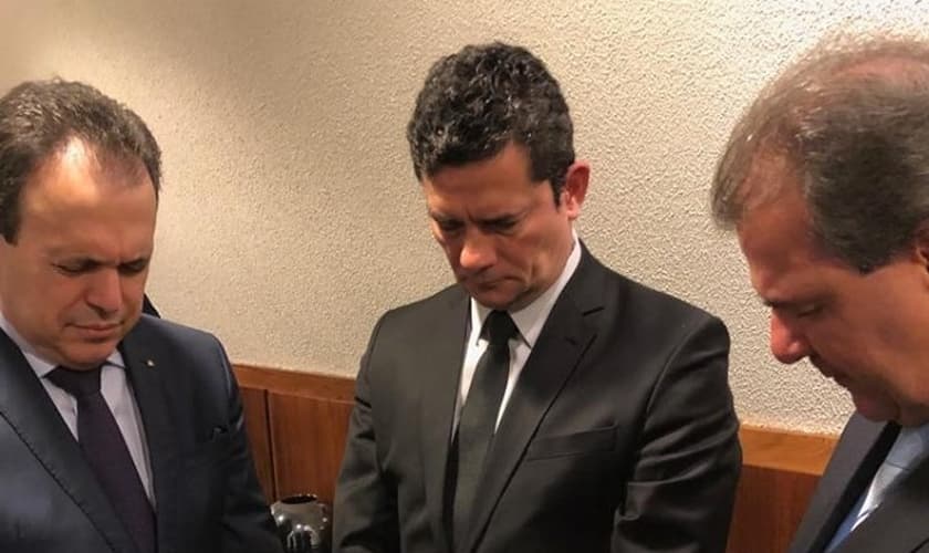 Pastores membros dos Gideões Internacionais no Brasil oram com Sérgio Moro em Brasília. (Foto: Facebook/Gideões Internacionais no Brasil)