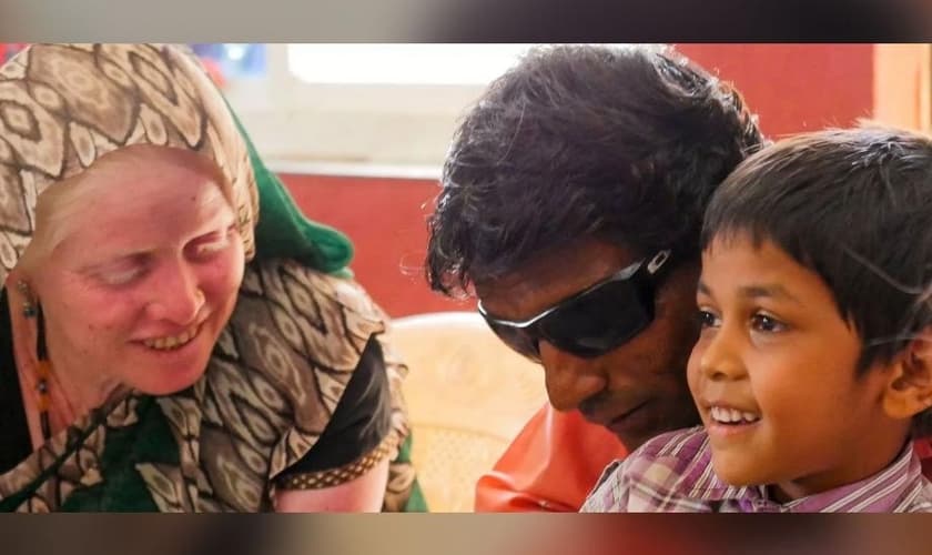 Pastor Balu e sua família. (Foto: Reprodução/ ADF International)