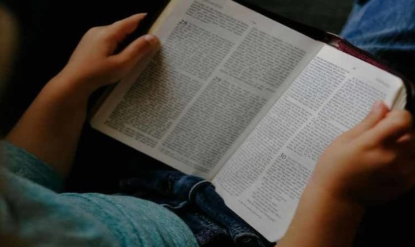 Menino lê a Bíblia. (Foto: Reprodução/Young Ministry)
