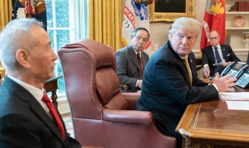 Presidente americano Donald Trump em reunião com o vice-primeiro ministro chinês Liu He na Casa Branca. (Foto: Casa Branca/Shealah Craighead)