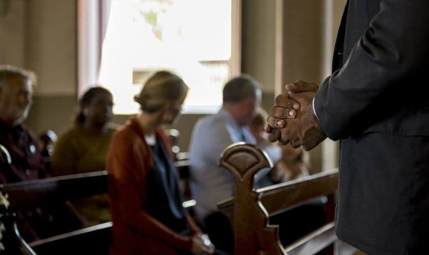 Imagem ilustrativa de membros participando de uma reunião na igreja. (Foto: Rawpixel/Getty Images/iStockphoto)
