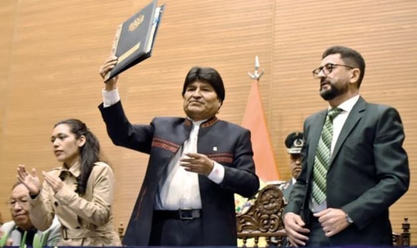 Presidente boliviano Evo Morales aprova a Lei da Liberdade Religiosa no país. (Foto: Reprodução/Correo del Sur)