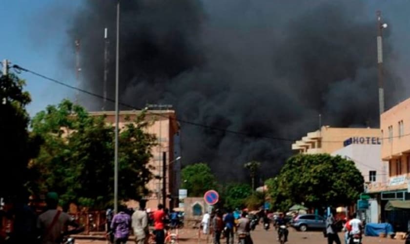 Igreja foi incendiada após ataque que matou 6 fiéis em Burkina Faso. (Foto: Reprodução/Twitter)