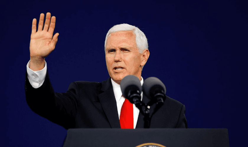 Vice-presidente dos EUA, Mike Pence, acena para o público no final de seu discurso na Liberty University. (Foto: Jonathan Drake/Reuters)