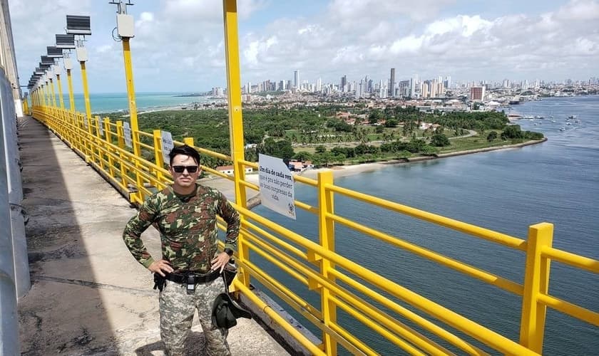 Pastor Rubens Medeiros na Ponte Newton Navarro, em Natal. (Foto: Dinarte Assunção/Agência O Globo)