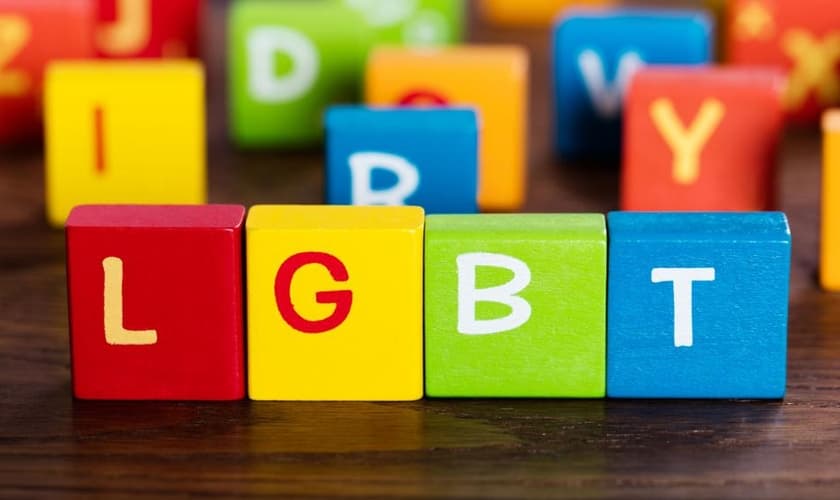 Blocos usados por crianças em escola formam a sigla LGBT. (Foto: CBN News)