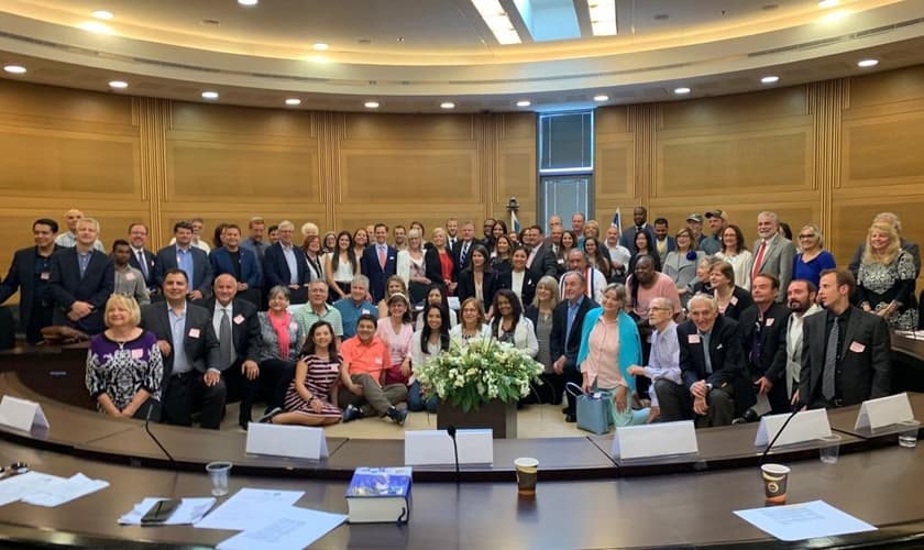 Cristãos e judeus se reuniram para estudo bíblico no Knesset, o parlamento de Israel. (Foto: Eliyahu Berkowitz/Breaking Israel News)