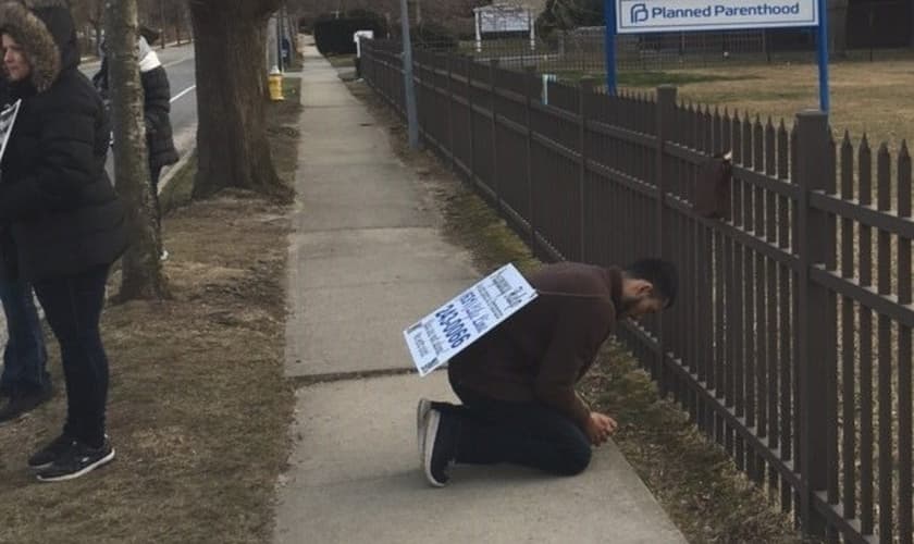 Oração em frente à clínica de aborto americana Planned Parenthood. (Foto: Reprodução/40 Days for Life)
