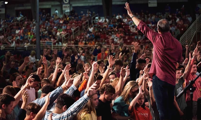 Evangelista Rick Gage lidera uma oração na Cruzada da Área Go Tell Lakeway, no Centro de Exposições de Smoky Mountains, Tennessee. (Foto: Reprodução/Brooks Gray)