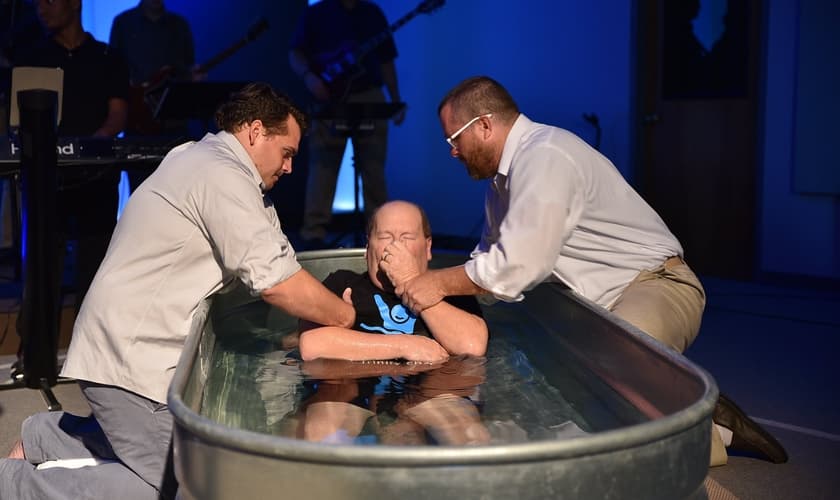 Richard Daddona foi curado da esclerose lateral amiotrófica (ELA) ao ser batizado em sua igreja. (Foto: Trinity Chapel Assembly of God)