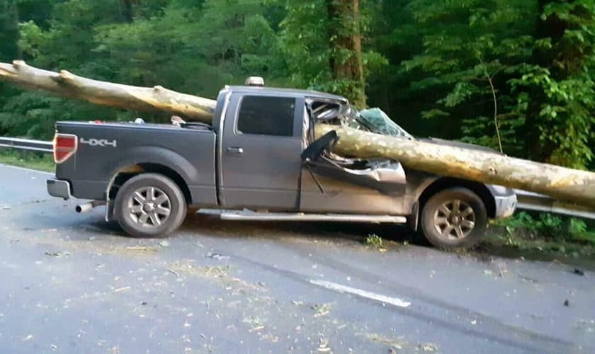 Carro onde pastor estava quando foi atingido por uma imensa árvore. (Foto: Reprodução/Facebook)