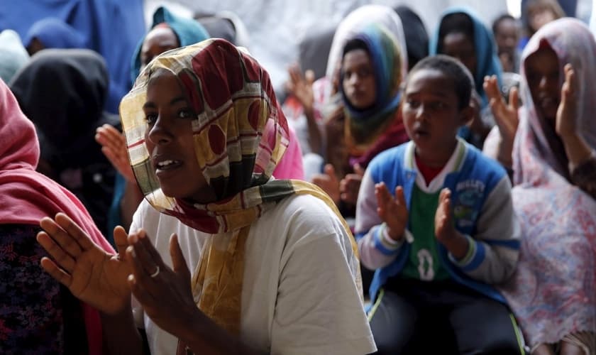 Mulheres e crianças cristãs da Eritreia e Etiópia participam de culto. (Foto: Reuters)