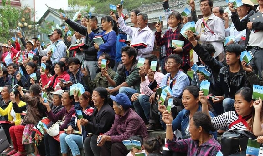 Mais de 2,5 milhões de exemplares do evangelho de João foram espalhados pelo Nepal desde 2012. (Foto: Bibles For The World)