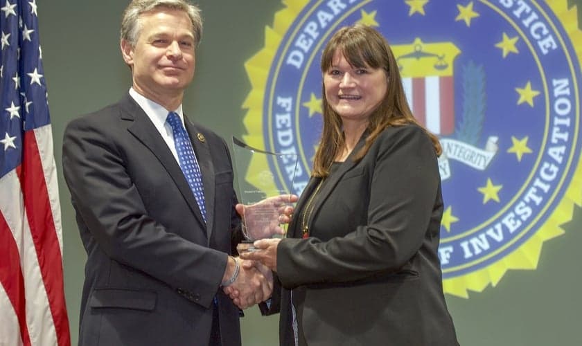 Kay Bennett (à direita) recebeu o Prêmio de Liderança Comunitária 2018 do diretor do FBI, Christopher Wray. (Foto: FBI)