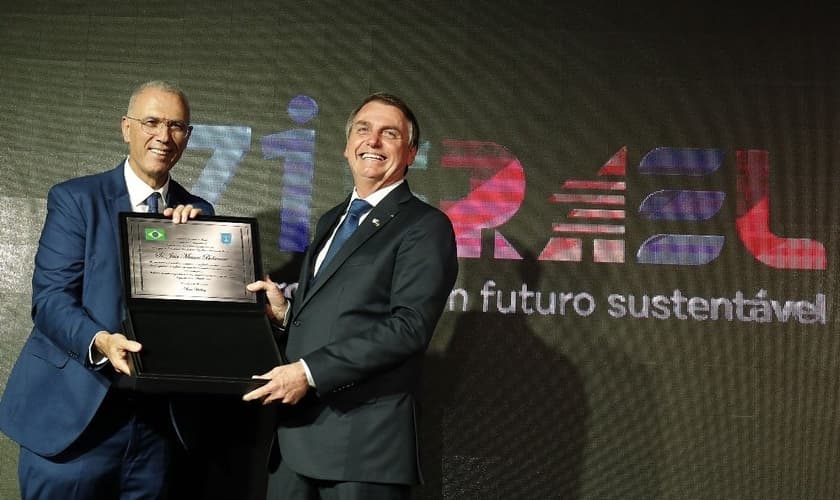 Jair Bolsonaro recebe placa em homenagem aos 71 anos da criação do Estado de Israel das mãos do embaixador Yossi Shelley. (Foto: Reprodução/Twitter)