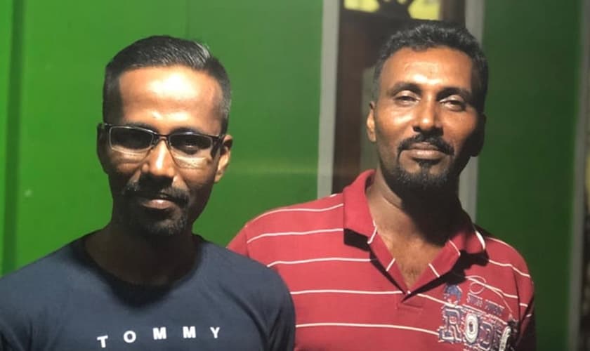 Arasaratnam Verl à direita, com seu irmão, Nithan, à esquerda. (Foto: Portas Abertas)