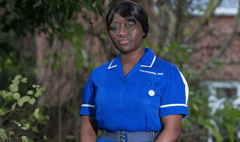 A enfermeira Sarah Kuteh foi demitida do hospital Darent Valley, na Inglaterra. (Foto: David Mchugh/Brighton Pictures)