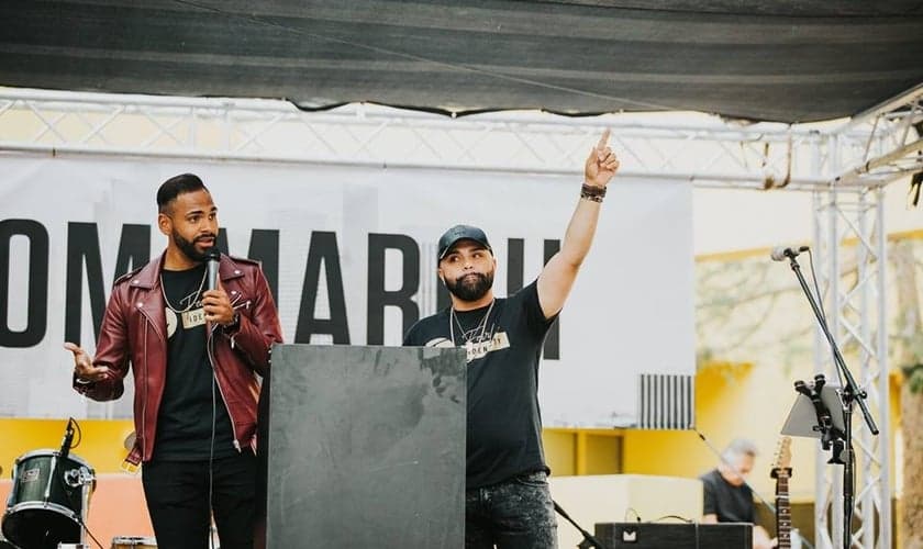 Angel Colon e Luis Javier Ruiz contam suas histórias de transformação na Freedom March. (Foto: Freedom March)
