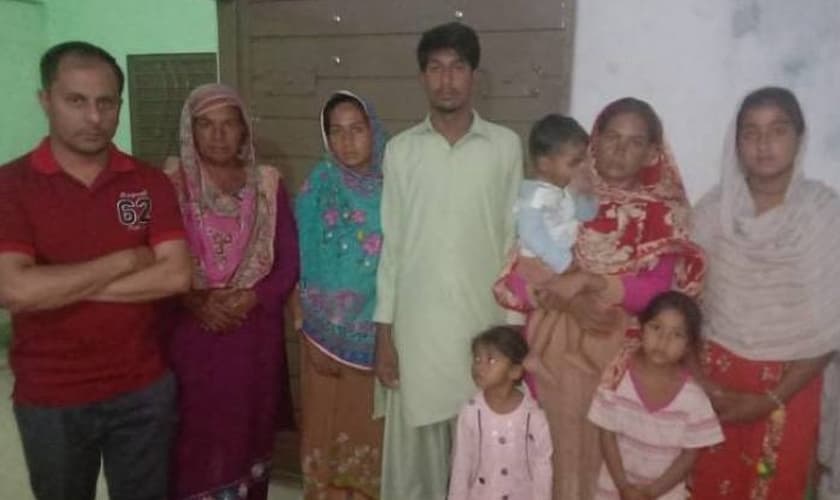 Zeeshan Masih, da BPCA (à esquerda), posa com membros da família Masih no distrito de Arif Wala Tehsil, na província de Punjab, no Paquistão, em maio de 2019. (Foto: Reprodução/BPCA)