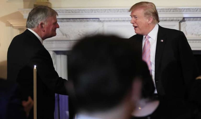 Presidente dos EUA, Donald Trump, cumprimenta Franklin Graham no jantar do Dia Nacional de Oração, na Casa Branca. (Foto: Manuel Balce Ceneta/Associated Press)