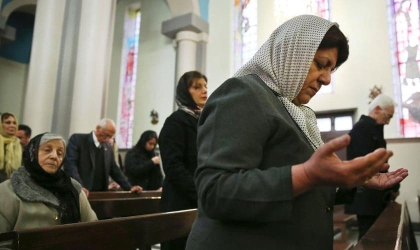 Cristãos participam de culto em igreja, no Irã. (Foto: Reuters)