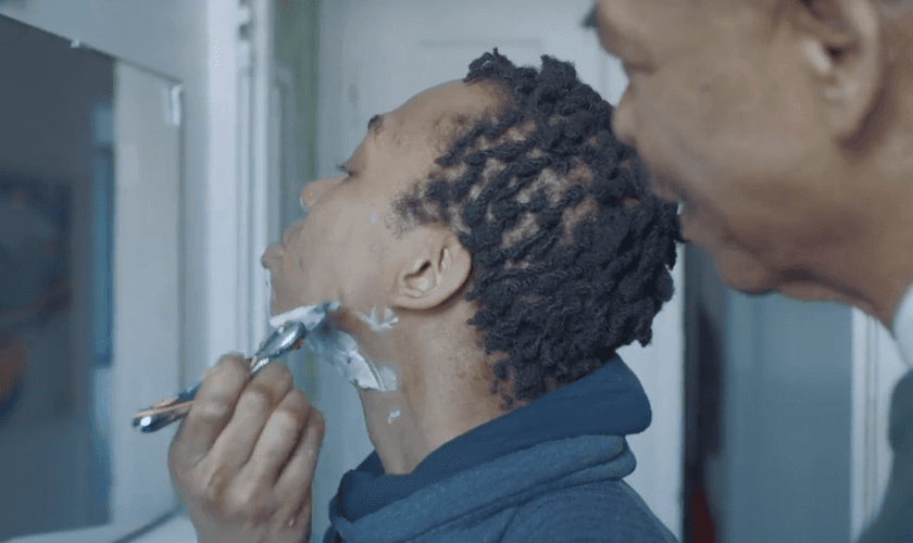 Anúncio da Gillette mostra pai ensinando filha que se identifica como homem a se barbear. (Foto: Reprodução/Facebook)